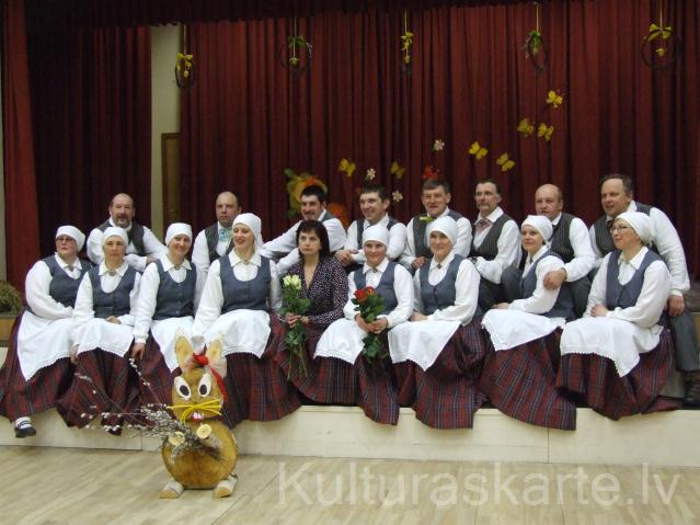 Vidējās paaudzes deju kolektīvs "Luste" pēc Lieldienu koncerta Mērdzenes Tautas namā 08.04.2012.